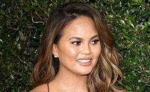 Chrissy Teigen heeft een strook grijze haren ontdekt en dit is wat ze ervan vindt...