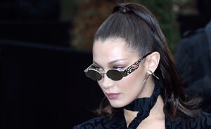 Bella Hadid poseert enkel in een mini huidskleurige string met haar nieuwe puppy