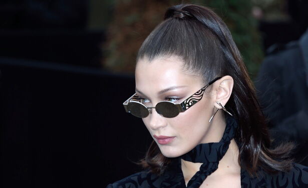 Bella Hadid poseert enkel in een mini huidskleurige string met haar nieuwe puppy