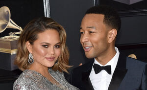 Chrissy Teigen groette Beyoncé op wel een hele vreemde manier tijdens de Grammy's...