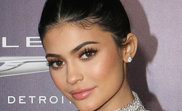 Kylie Jenner's buik is een maand na de bevalling alweer helemaal plat en ze showt het trots