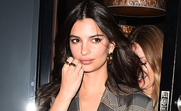 Emily Ratajkowski onthult trouwring op een manier die helemaal bij haar past