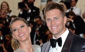 Gisele Bündchen neemt een wel erg indrukwekkende yogapose aan met man Tom Brady