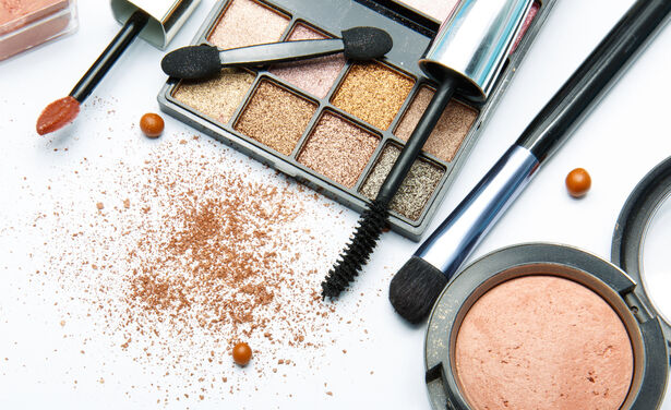 In dit budget proof make-up merk is asbest gevonden en dat is erg zorgwekkend