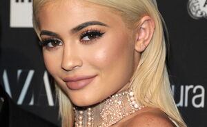 Kylie Jenner loopt geheel in stijl een blokje om met haar dochtertje Stormi