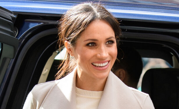 Meghan Markle droeg deze geweldige jurk van Self-Portrait en de robe is nog te koop!