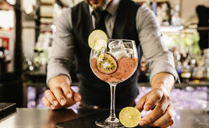 3 sneaky trucs die bartenders gebruiken om je over te halen (nog) een drankje te drinken