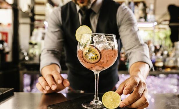 3 sneaky trucs die bartenders gebruiken om je over te halen (nog) een drankje te drinken