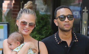 Chrissy Teigen is bevallen van haar tweede kindje en de aankondiging is lekker casual