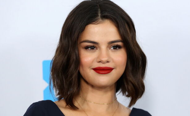 Selena Gomez drinkt uit een babyflesje en dit is waarom