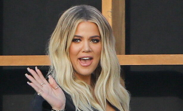 Khloé Kardashian showt hoe plat haar buik nu weer is iets meer dan een maand na de bevalling