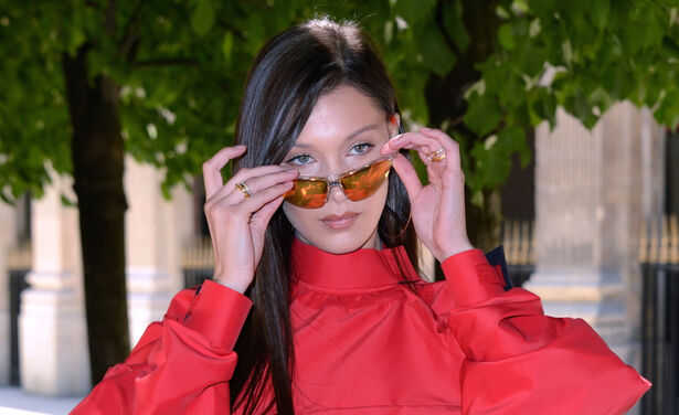 Bella Hadid is perfectie in een knalgeel pak, ondanks dat haar tepel te zien was