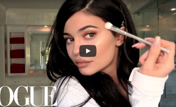 Kylie Jenner doet haar make-uproutine bestaande uit 37 (!) stappen voor aan Vogue