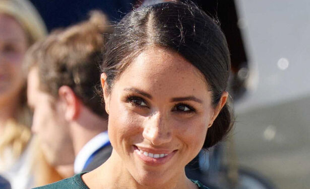 Meghan Markle draagt een outfit van de ontwerpster die haar trouwjurk helemaal afkraakte