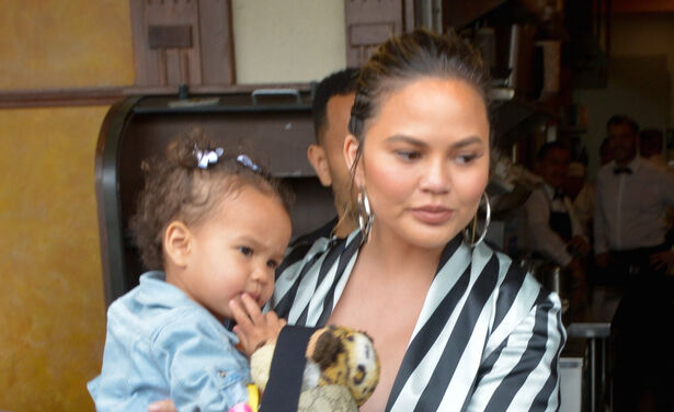 Chrissy Teigen laat zien hoe haar 'mom bod' er écht uitziet