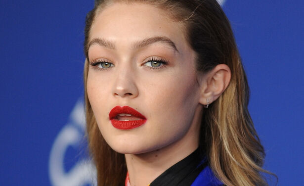 Gigi Hadid staat op de cover van Love Magazine en de foto is ronduit bizar...