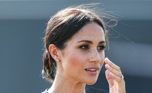 Meghan Markle laat per ongeluk haar kanten beha zien tijdens bruiloft en het internet gaat los