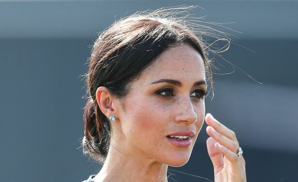 Meghan Markle laat per ongeluk haar kanten beha zien tijdens bruiloft en het internet gaat los