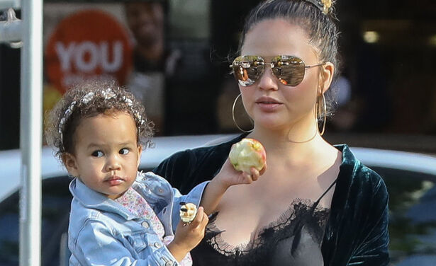 Chrissy Teigen en John Legend's dochtertje Luna duwde een jongetje op haar eerste schooldag