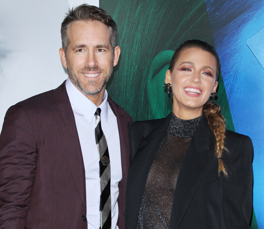 Blake Lively poseert met een poedelnaakte man en hubby Ryan Reynolds laat  even weten wat hij vindt - Trendalert