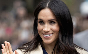 Meghan Markle draagt voor het eerst sneakers als royal en niet zo maar exemplaren...