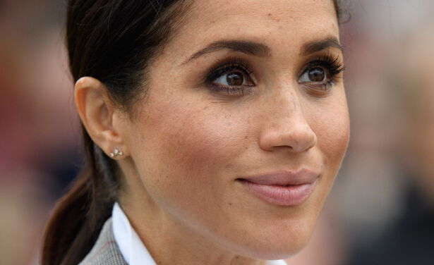 Meghan Markle begaat een modeblunder gehuld in een prachtige rode jurk van Self-Portrait