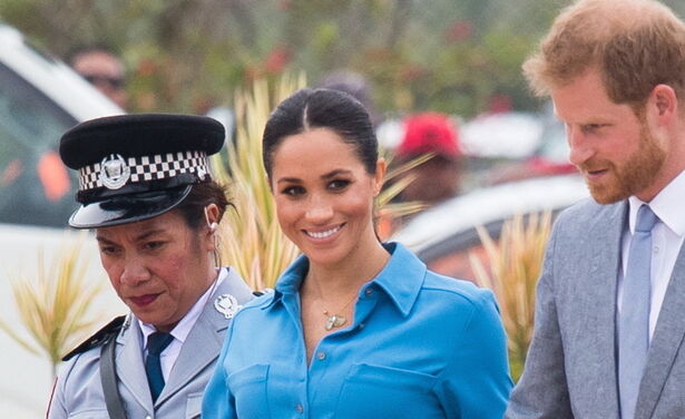 Meghan Markle krijgt de slappe lach + houdt prachtige speech + haar mooiste outfits!