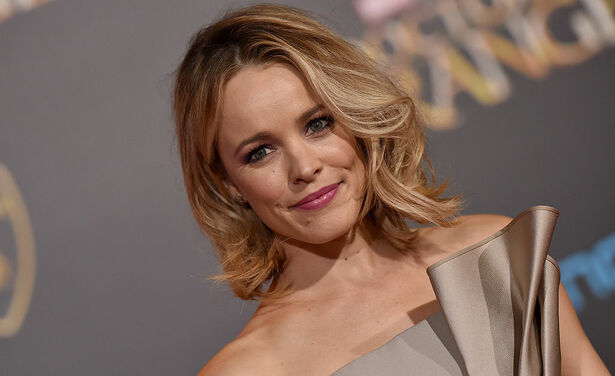 Rachel McAdams staat op de cover van magazine terwijl ze melk aan het afkolven is