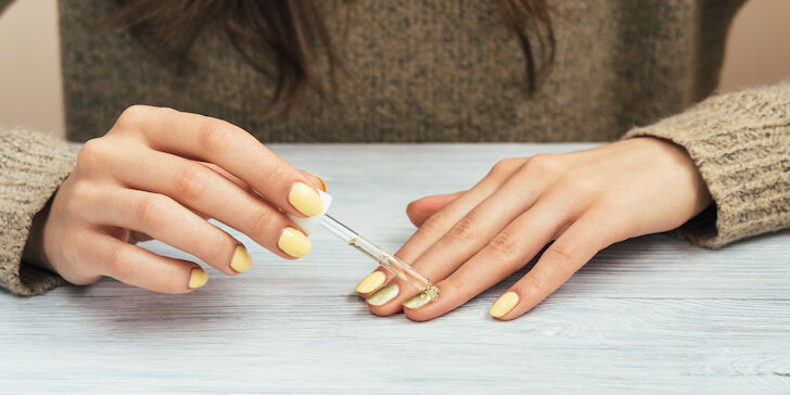 Waarom je tandpasta nodig hebt tijdens het nagels lakken