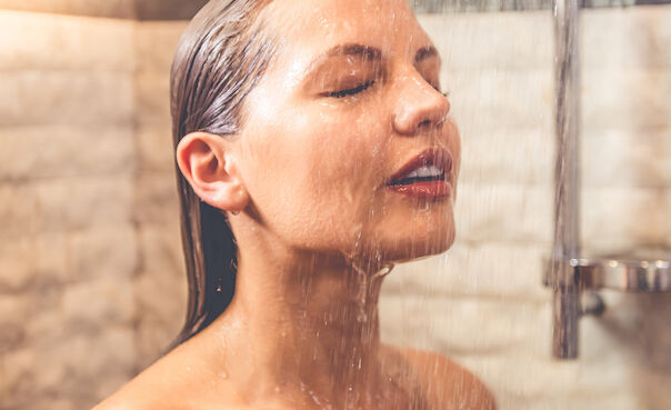 Waarom je je gezicht nooit onder de douche moet wassen