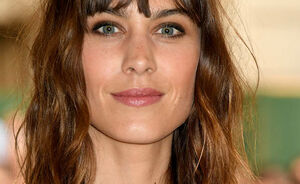 Het geheim van Alexa Chung voor nonchalante lokken 