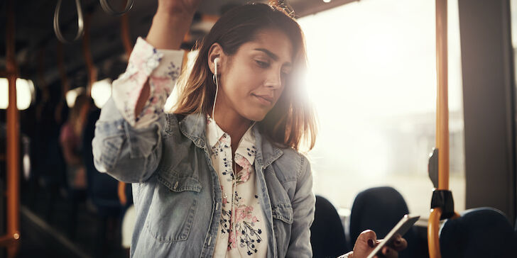 Help: veel op je telefoon kijken veroudert je huid