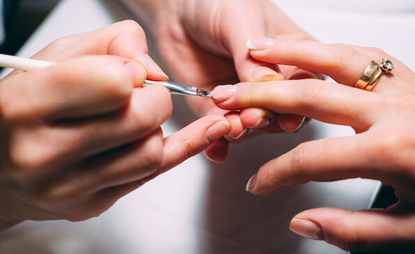 De voor- en nadelen van gelnagels zetten op een rij