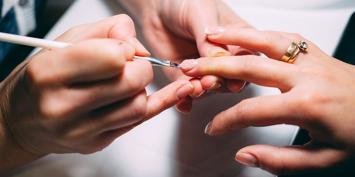 De voor- en nadelen van gelnagels zetten op een rij