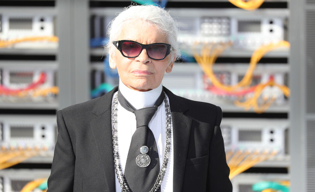 Iconische ontwerper Karl Lagerfeld overleden: het leven van een modepionier