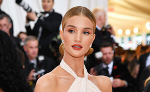 Rosie Huntington-Whiteley zweert bij dit beauty product en ook wij zijn fan!