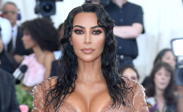 Kim Kardashian wordt op de vingers getikt omdat ze van dit kledingstuk een handelsmerk gemaakt heeft