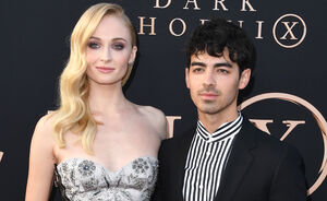 Zien: Sophie Turner's kanten trouwjurk van Louis Vuitton is wedding dress goals