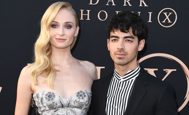 Zien: Sophie Turner's kanten trouwjurk van Louis Vuitton is wedding dress goals