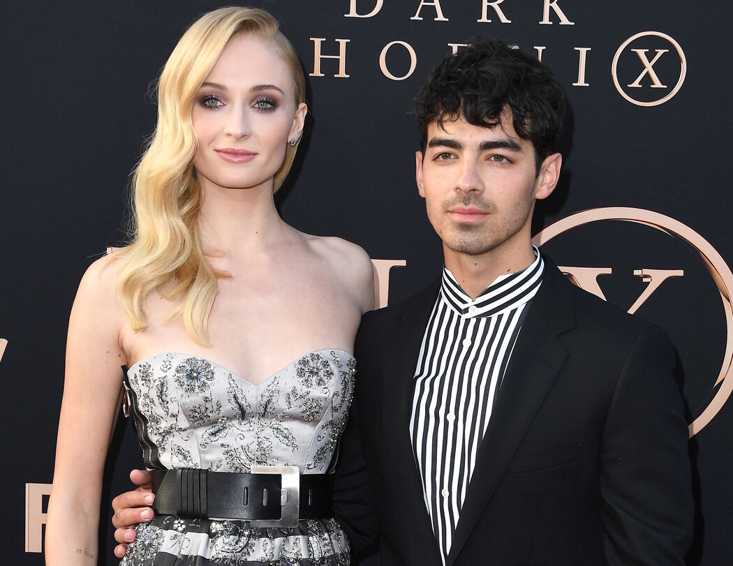 Zien: Sophie Turner's kanten trouwjurk van Louis Vuitton is wedding dress goals