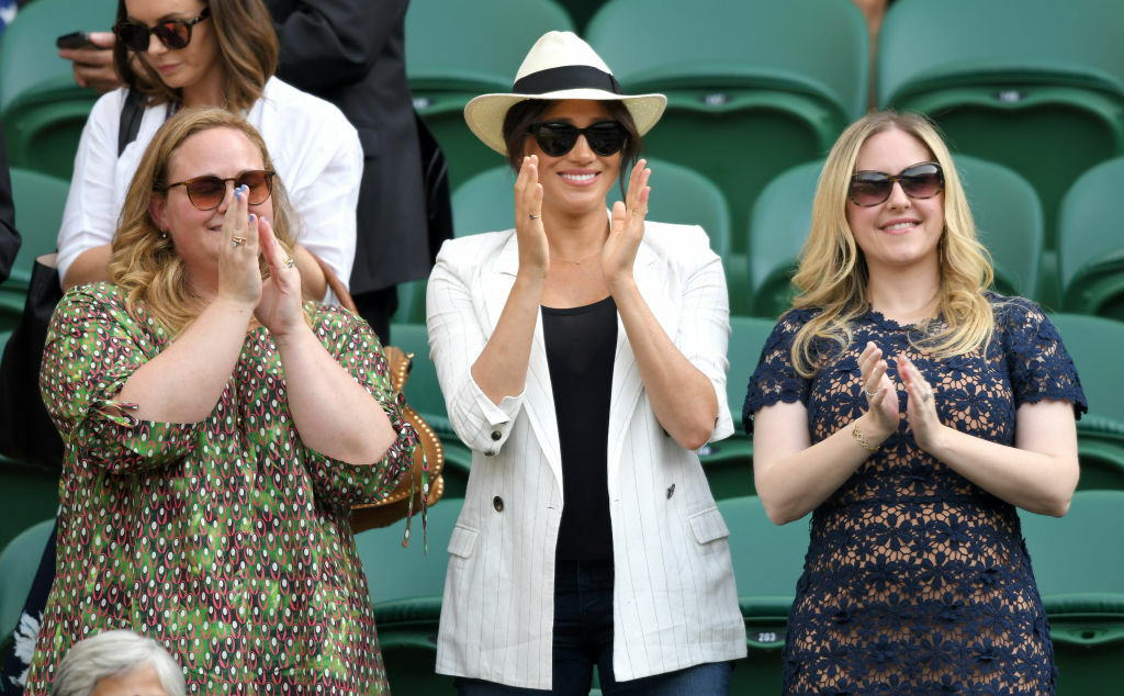 Meghan Markle moedigt vriendin Serena aan tijdens Wimbledon in casual outfit met ode aan Archie