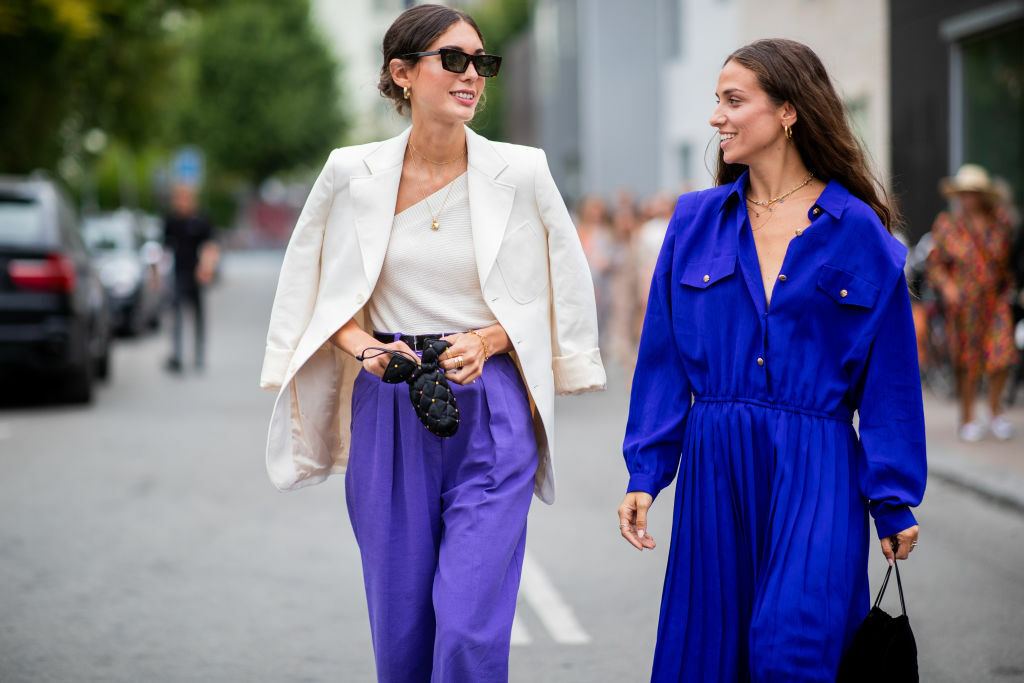 Dit zijn 9 outfits die je naar werk kunt dragen tijdens een hittegolf