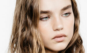 Alles wat je moet weten over de ‘feathered brows’ trend