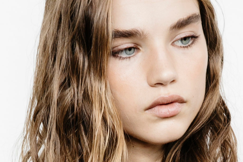 Alles wat je moet weten over de ‘feathered brows’ trend