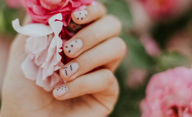 5 x minimalistische nail art om deze zomer mee te pronken