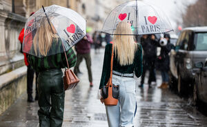 Regen? Met deze 10 jassen trotseer jij in stijl deze zomer de buien