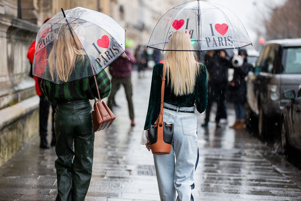 Regen? Met deze 10 jassen trotseer jij in stijl deze zomer de buien