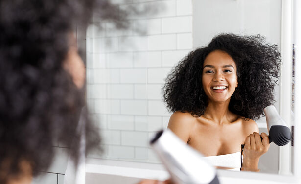 Krullend haar? Dit zijn de beste tips voor een perfecte haardag