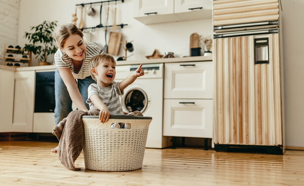 Met deze 5 tips creëer je een schoonmaakroutine waarbij het hele gezin helpt