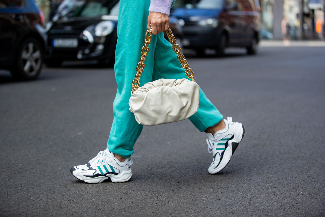 Joggingbroek outfits nemen het straatbeeld over + hier vind je de leukste